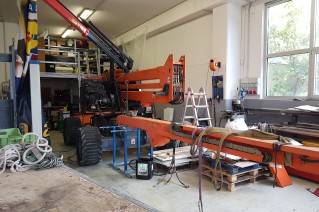 piattaforma JLG in fase di smontaggio per grippaggio perni