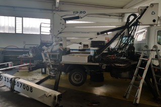 smontaggio completo piattaforma per riparazione braccio e sostituzione completa boccole perni e riverniciatura completa